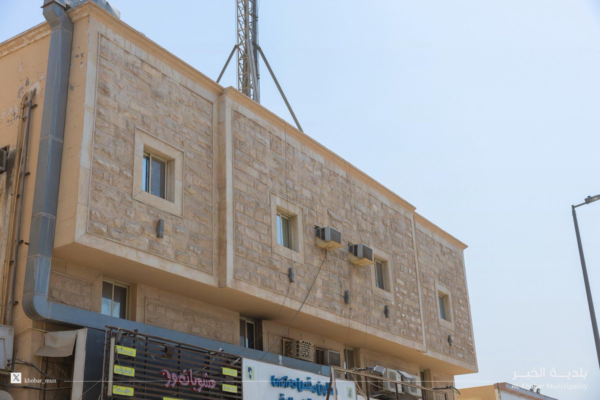Khobar_mun's tweet image. #بلدية_الخبر تبدأ جولات تفتيشية على المباني التجارية السكنية و السكنية و ذلك للتأكد من التزام ملاك المباني برخصة البناء و المخططات المعتمدة لعدد الوحدات السكنية و رصد أي مخالفات أو تجاوزات في زيادة أو تقسيم الوحدات السكنية بهدف تحسين #جودة_الحياة وضمان عدم تكدس المركبات وعدم…