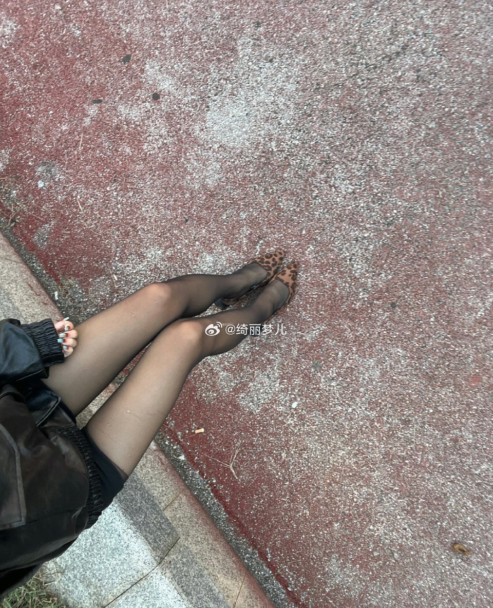 PLingsaaa's tweet image. My go-to vibe? Always rocking black stockings when I head out! 💁‍♀️🖤 Let's connect and be friends! 😊