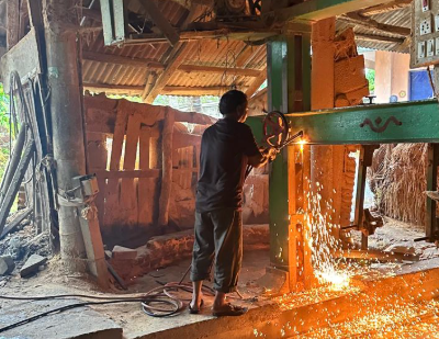 ArgusNews_in's tweet photo. #Kendrapara: Illegal sawmill busted in Kendrapara district. Forest wing of Vigilance seized sawmill accessories and timber worth ₹13.36 lakh in Kentala village. 6.54 cft timber recovered; investigation in progress.

#Odisha #Forestraid #Sawmill https://t.co/qVyhIIN74y