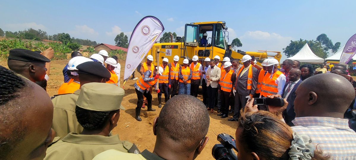 parrotsug's tweet image. Chief Justice Owinyi Dolo presided over the groundbreaking ceremony for the new Court of Appeal premises in Kakiika, Mbarara City, ushering in a new chapter for Ugandaβs judiciary. @JudiciaryUG
Photo by: Gilbert Kakurugu.
