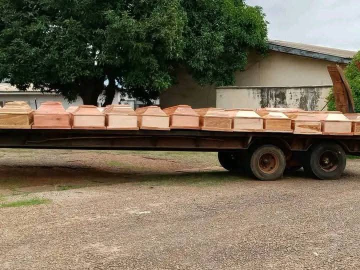 YOLICOM6's tweet image. Coffins on their way to burial in Plateau, this is before RUGA or Indigineous status being legislated
#SayNoToIndigenousBill
