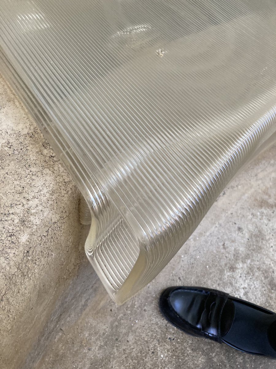 休憩所3Dプリンタのお家の写真🏠会場内に3Dプリンタのトイレなどもあったけど、ここは生分解性樹脂「森になる建築」ギネス世界記録🥇年月で自然にもどるみたい♻️外壁に植物が生えてた🌱