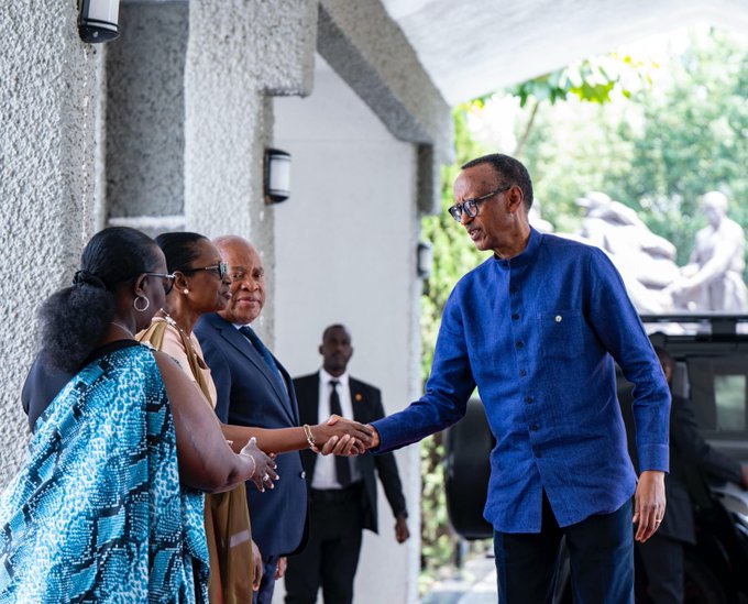 RADIOSALUS1's tweet image. Perezida Kagame, yibukije ko imiyoborera y’u Rwanda yihariye, asaba Abanyarwanda bose guharanira guteza imbere Igihugu cyabo, badategereje abandi bo hanze baza kubibakorera.
#SalusAmakuru