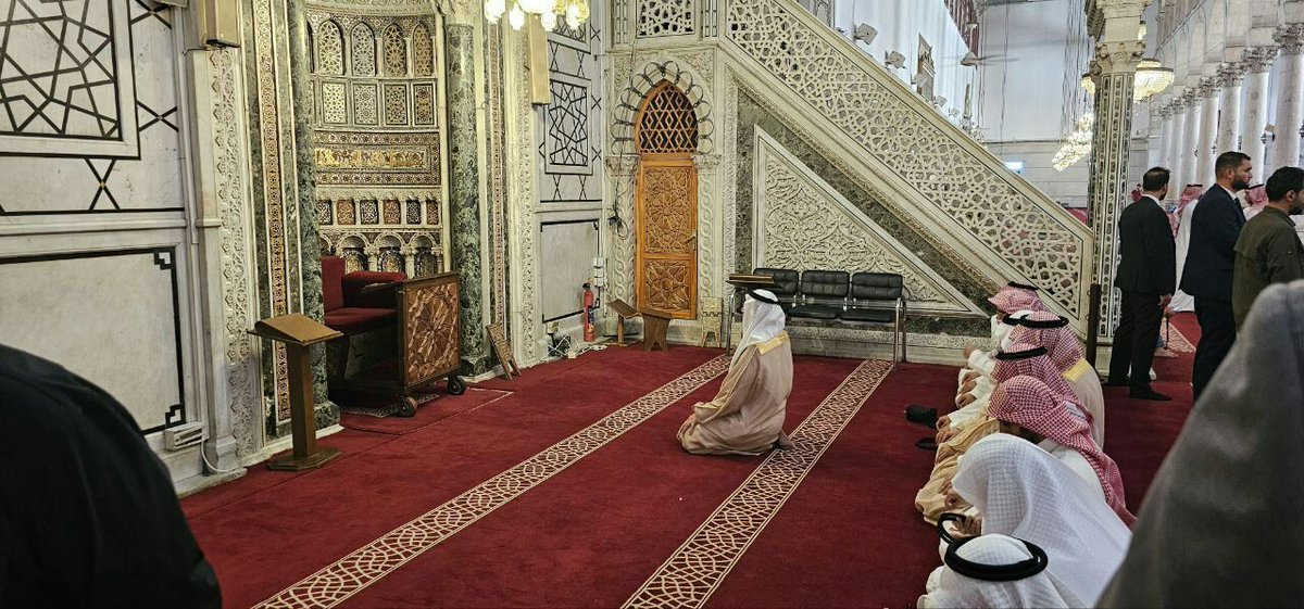 s_hm2030's tweet image. الوفد السعودي برئاسة وزير الاستثمار خالد بن عبدالعزيز الفالح يصلّـون صلاة الظهر في جامع أجدادهم جامع بني أمية الكبير "الجامع الأموي".
.
#أفعالنا_تشهد #سوريا_هي_السعودية