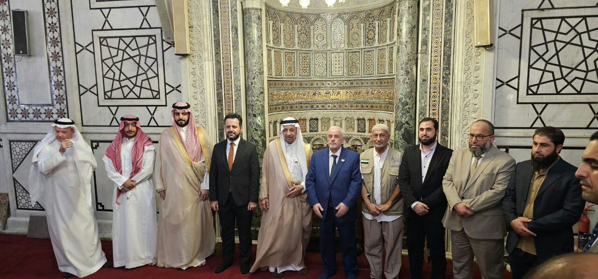 s_hm2030's tweet image. الوفد السعودي برئاسة وزير الاستثمار خالد بن عبدالعزيز الفالح يصلّـون صلاة الظهر في جامع أجدادهم جامع بني أمية الكبير "الجامع الأموي".
.
#أفعالنا_تشهد #سوريا_هي_السعودية