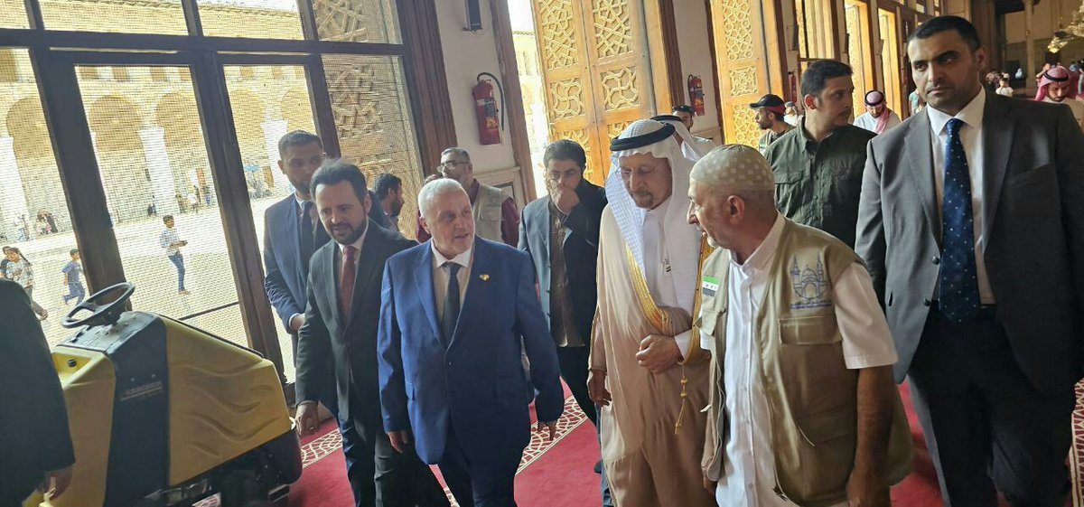 s_hm2030's tweet image. الوفد السعودي برئاسة وزير الاستثمار خالد بن عبدالعزيز الفالح يصلّـون صلاة الظهر في جامع أجدادهم جامع بني أمية الكبير "الجامع الأموي".
.
#أفعالنا_تشهد #سوريا_هي_السعودية