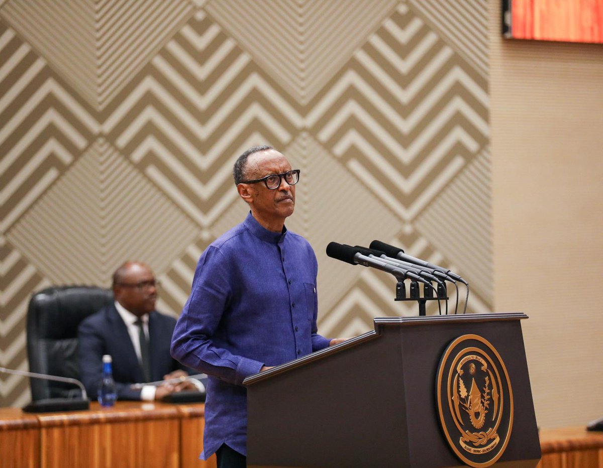SamKabera's tweet image. 📸𝐀𝐌𝐀𝐅𝐎𝐓𝐎📸
Perezida Kagame yakiriye indahiro z’abayobozi bashya barimo Minisitiri w’Intebe, Dr. Justin Nsengiyumva n’abandi bagize Guverinoma. Ni umuhango ugiye kubera mu Ngoro y’Inteko Ishinga Amategeko.