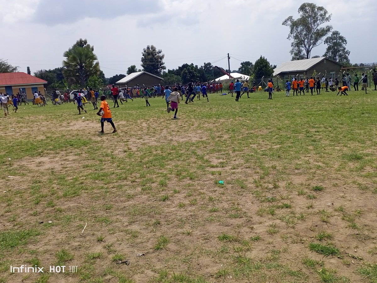jalleerick82326's tweet image. #JUSTIN: Pupils of Awindiri Primary school joins their players to celebrate a late win goal against Anyafio Primary school