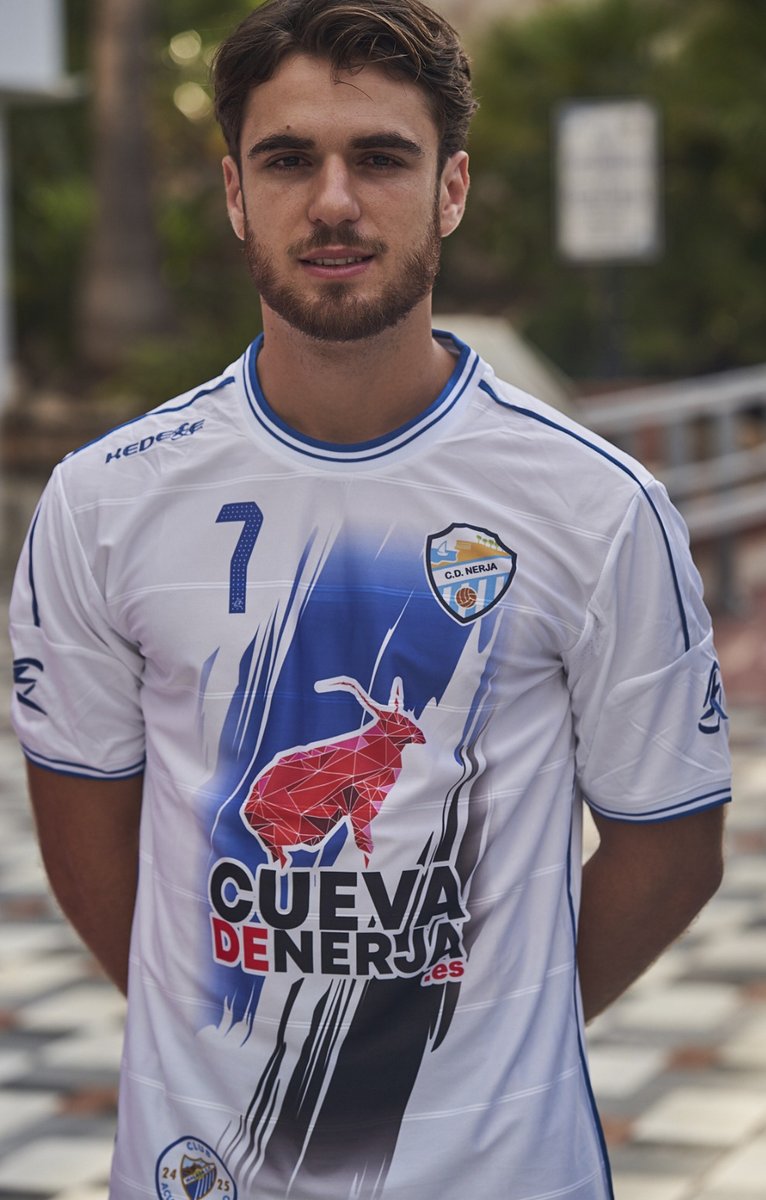 🎉 ¡Nuevas equipaciones 25/26 de Club Deportivo Nerja senior en #CuevaDeNerja!
Presentadas por vicepresidente de Fundación Cueva de Nerja y Alcalde de Nerja, José Alberto Armijo, y el gerente de la Fundación, José M.ª Domínguez.
👕 Camisetas muy representativas de #Nerja.
⚽¿Qué