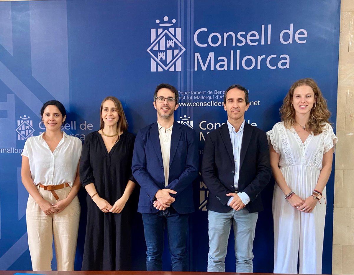 imasmallorca's tweet image. 🤝 Impulsam amb @UNIVERSIDAdema la salut bucodental i nutricional de la gent gran amb tallers preventius impartits als CPAPs per alumnat de grau.

🦷 Un projecte per promoure hàbits saludables i envelliment actiu amb mirada comunitària.

ℹ️ bit.ly/ConveniIMASADE…
