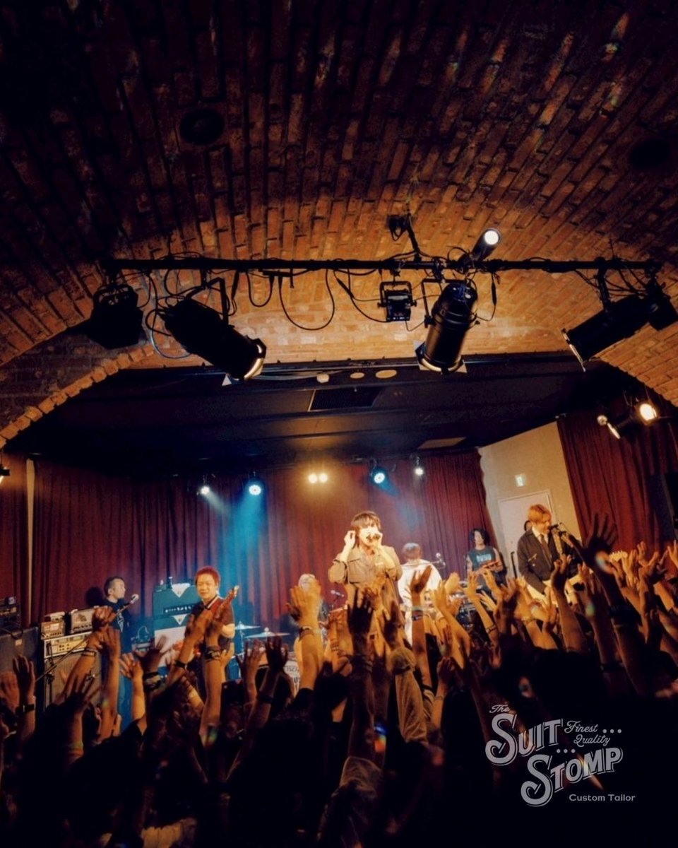 suitstomp's tweet image. TOP BEAT CLUBでのLIVEにgo!go!vanillasが出演。
牧くんがSUIT STOMPセットアップを着用してくれました。
彼らが敬愛するTHE STRIKESとのツーマン。
「最高の夜だった」と語るLIVEに衣装に選んでもらえてとてもうれしいです!
PHOTO: @renzomasuda
@maggiee___mae
@go_go_vanillas
#suitstomp