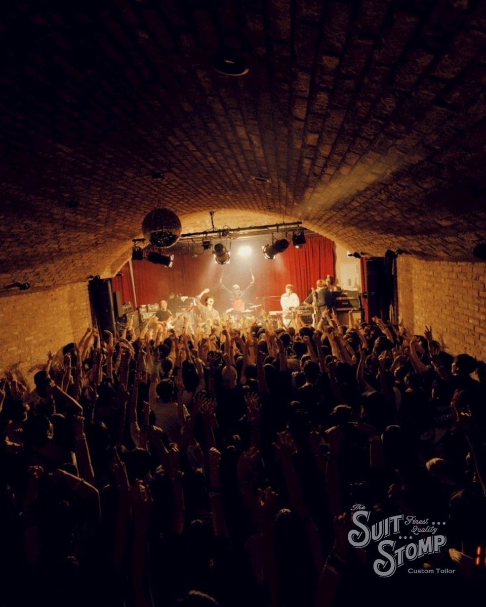 suitstomp's tweet image. TOP BEAT CLUBでのLIVEにgo!go!vanillasが出演。
牧くんがSUIT STOMPセットアップを着用してくれました。
彼らが敬愛するTHE STRIKESとのツーマン。
「最高の夜だった」と語るLIVEに衣装に選んでもらえてとてもうれしいです!
PHOTO: @renzomasuda
@maggiee___mae
@go_go_vanillas
#suitstomp