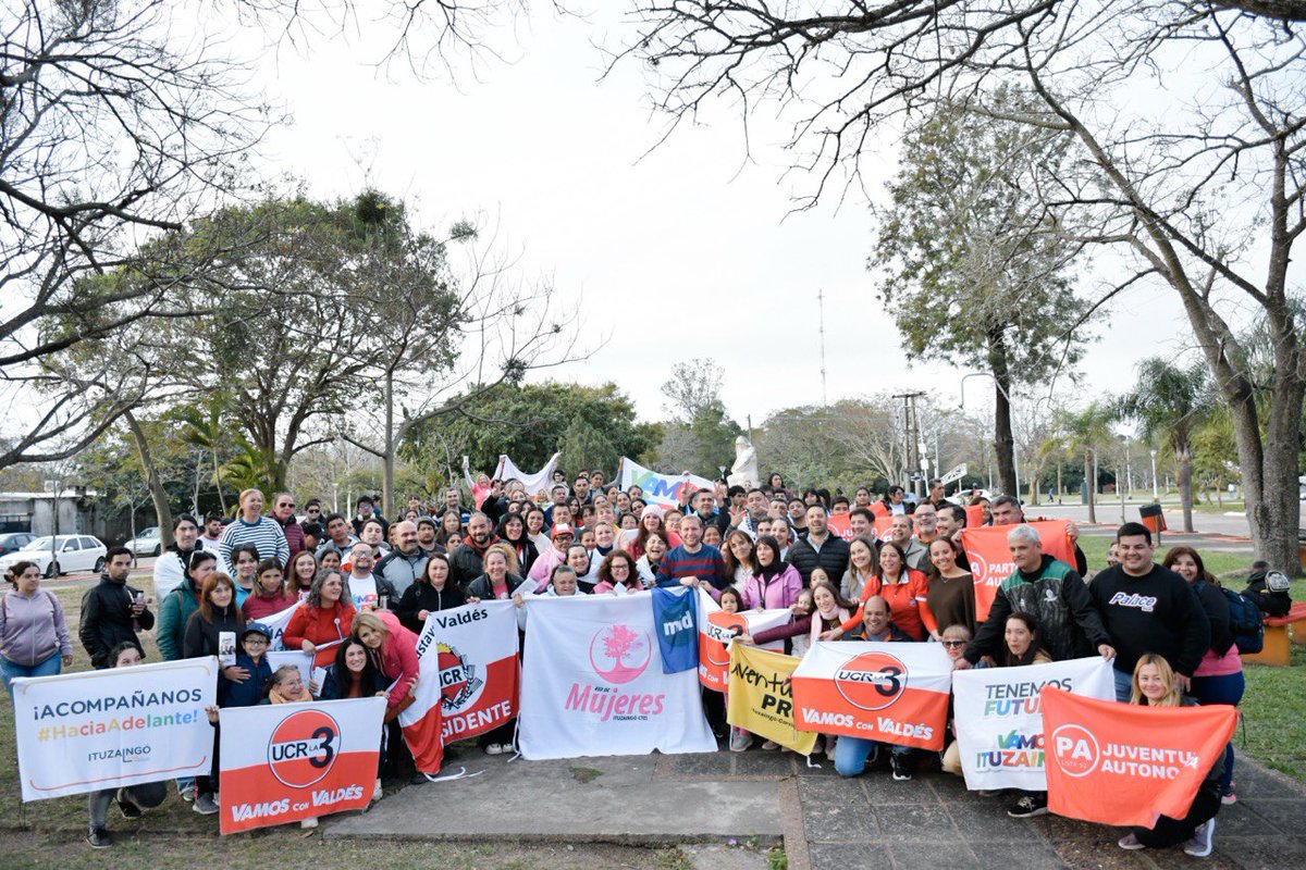 javiersaezok's tweet image. #Ituzaingó
Acompañamos al candidato a Intendente #EmilioNicolas de @vamosctesok durante una caminata por el barrio Mbatará.
!Con @JPValdesok y @PedroBraillardP en la gobernación Tenemos Futuro!