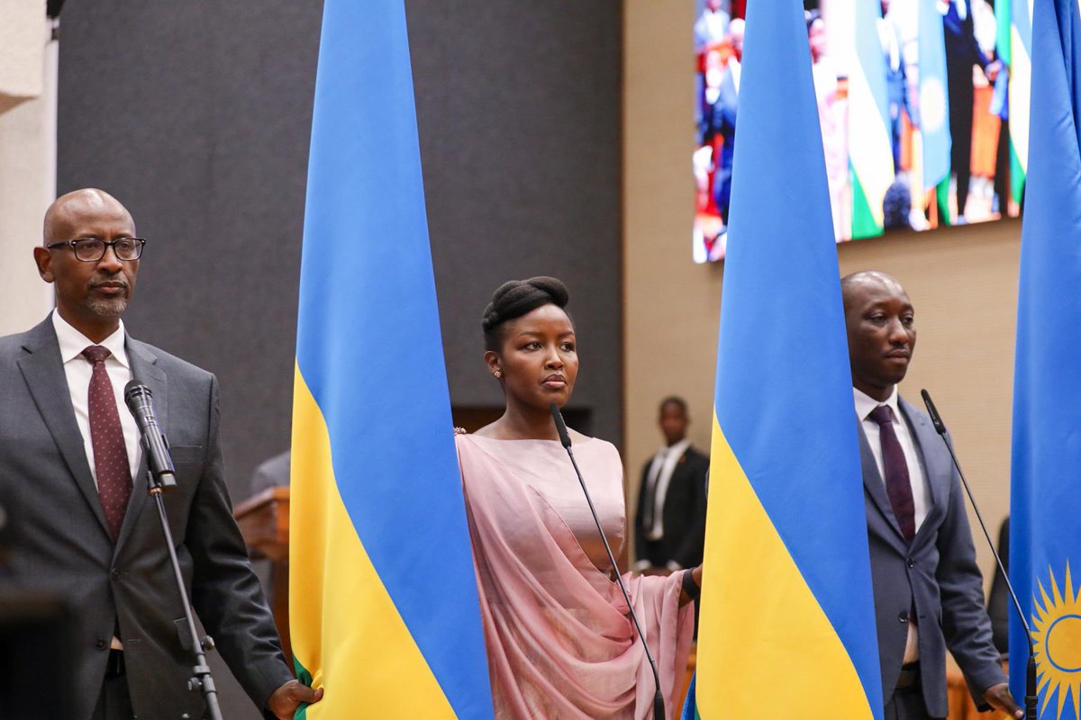 SamKabera's tweet image. 📸𝐀𝐌𝐀𝐅𝐎𝐓𝐎📸
Perezida Kagame yakiriye indahiro z’abayobozi bashya barimo Minisitiri w’Intebe, Dr. Justin Nsengiyumva n’abandi bagize Guverinoma. Ni umuhango ugiye kubera mu Ngoro y’Inteko Ishinga Amategeko.