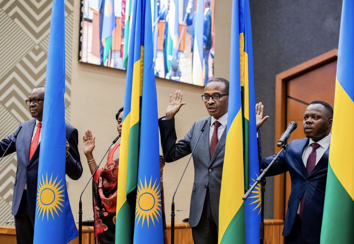 SamKabera's tweet image. 📸𝐀𝐌𝐀𝐅𝐎𝐓𝐎📸
Perezida Kagame yakiriye indahiro z’abayobozi bashya barimo Minisitiri w’Intebe, Dr. Justin Nsengiyumva n’abandi bagize Guverinoma. Ni umuhango ugiye kubera mu Ngoro y’Inteko Ishinga Amategeko.