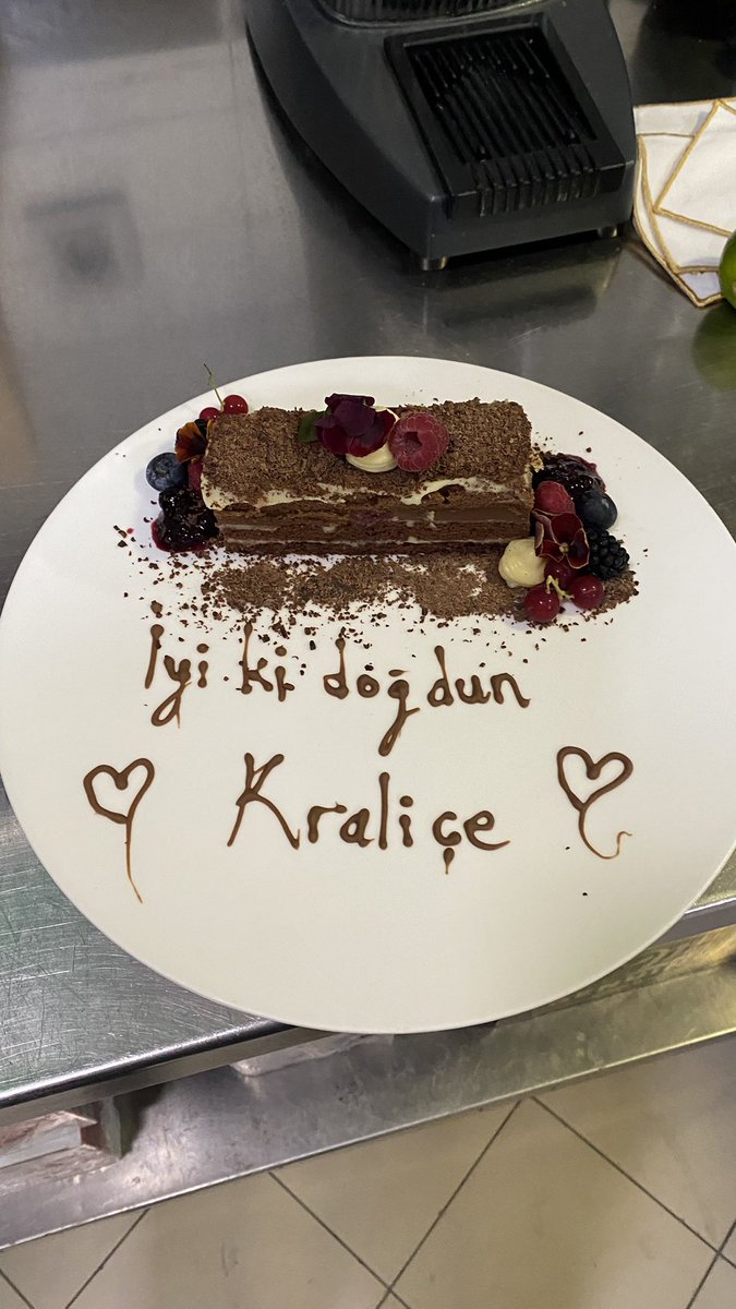 Küçük şeylerle mutlu olmak
                 diye bir şey yoktur
Sizi mutlu eden her şey
     büyüktür...