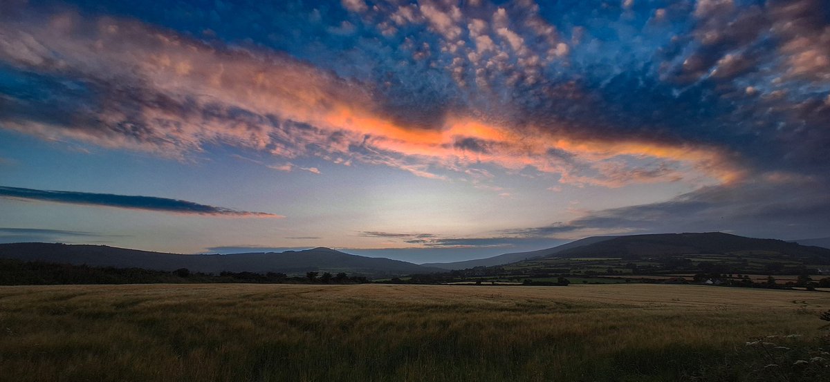 patrickkenealy's tweet image. Looking towards Cruchan and the Comeragh Mountains, Co Waterford after sunset last night. @AimsirTG4 @barrabest @deric_tv @DiscoverIreland @discoverirl @Failte_Ireland @welovewaterford @VisitWaterford @WaterfordANDme @WaterfordPocket @WaterfordGrnWay @GoToIreland @DungarvanTIO