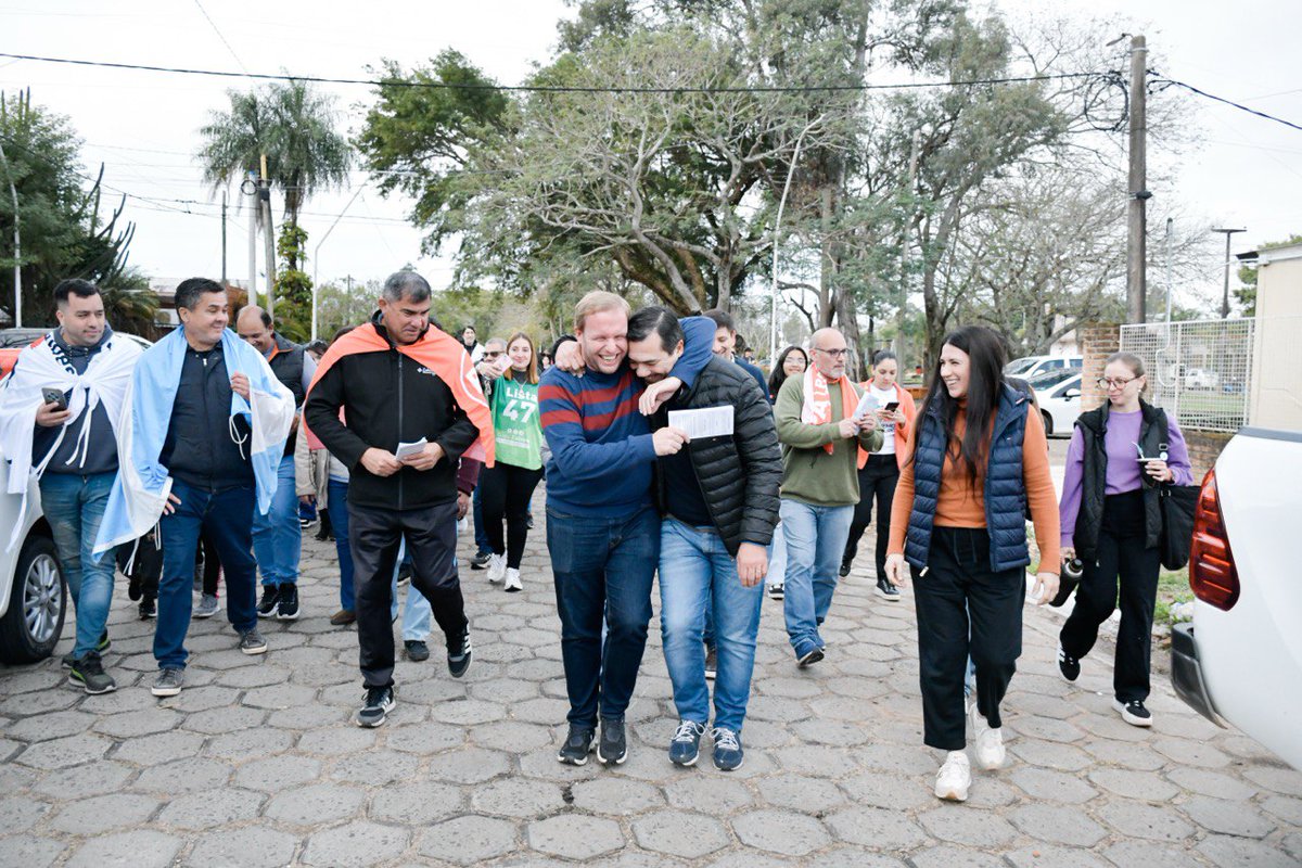 javiersaezok's tweet image. #Ituzaingó
Acompañamos al candidato a Intendente #EmilioNicolas de @vamosctesok durante una caminata por el barrio Mbatará.
!Con @JPValdesok y @PedroBraillardP en la gobernación Tenemos Futuro!