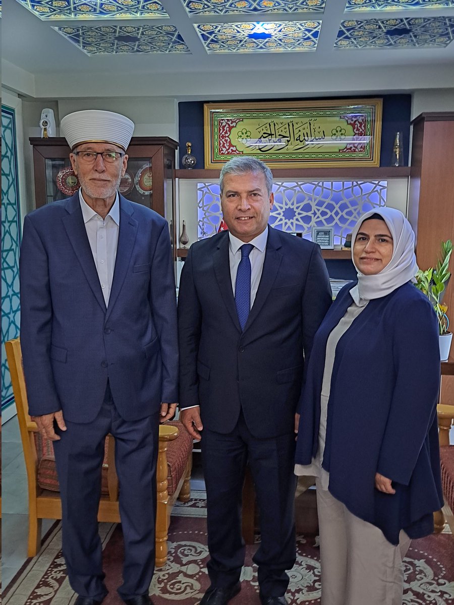 Anadolu Ünivertesi Rektörü Sn.Prf.Dr.Yusuf Adıgüzel ve eşleri B.Trakya ziyaretleri çerçevesinde müftuluğümüzü ziyaret ettiler.Kendileriyle eğitim üzerine sohbet ettik.Ziyaretlerinden dolayi teşekkür ediyoruz.