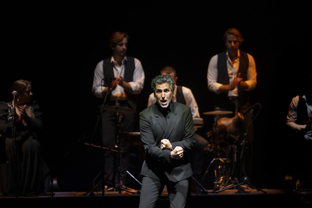 Bienal de Flamenco (@labienal) on Twitter photo 💬 “La voz de Arcángel es atlántica. Limpia, clara, expansiva, fresca y valiente, como el océano que baña su tierra y la conecta al Nuevo Mundo”. Así definía Sara Arguijo en el <a href="/elcorreoweb/">El Correo de Andalucía</a> la inolvidable actuación de <a href="/Arcangel_Flamen/">Arcángel Flamenco</a> durante la Bienal 2024.
📸 Laura León 💬 “La voz de Arcángel es atlántica. Limpia, clara, expansiva, fresca y valiente, como el océano que baña su tierra y la conecta al Nuevo Mundo”. Así definía Sara Arguijo en el <a href="/elcorreoweb/">El Correo de Andalucía</a> la inolvidable actuación de <a href="/Arcangel_Flamen/">Arcángel Flamenco</a> durante la Bienal 2024.
📸 Laura León