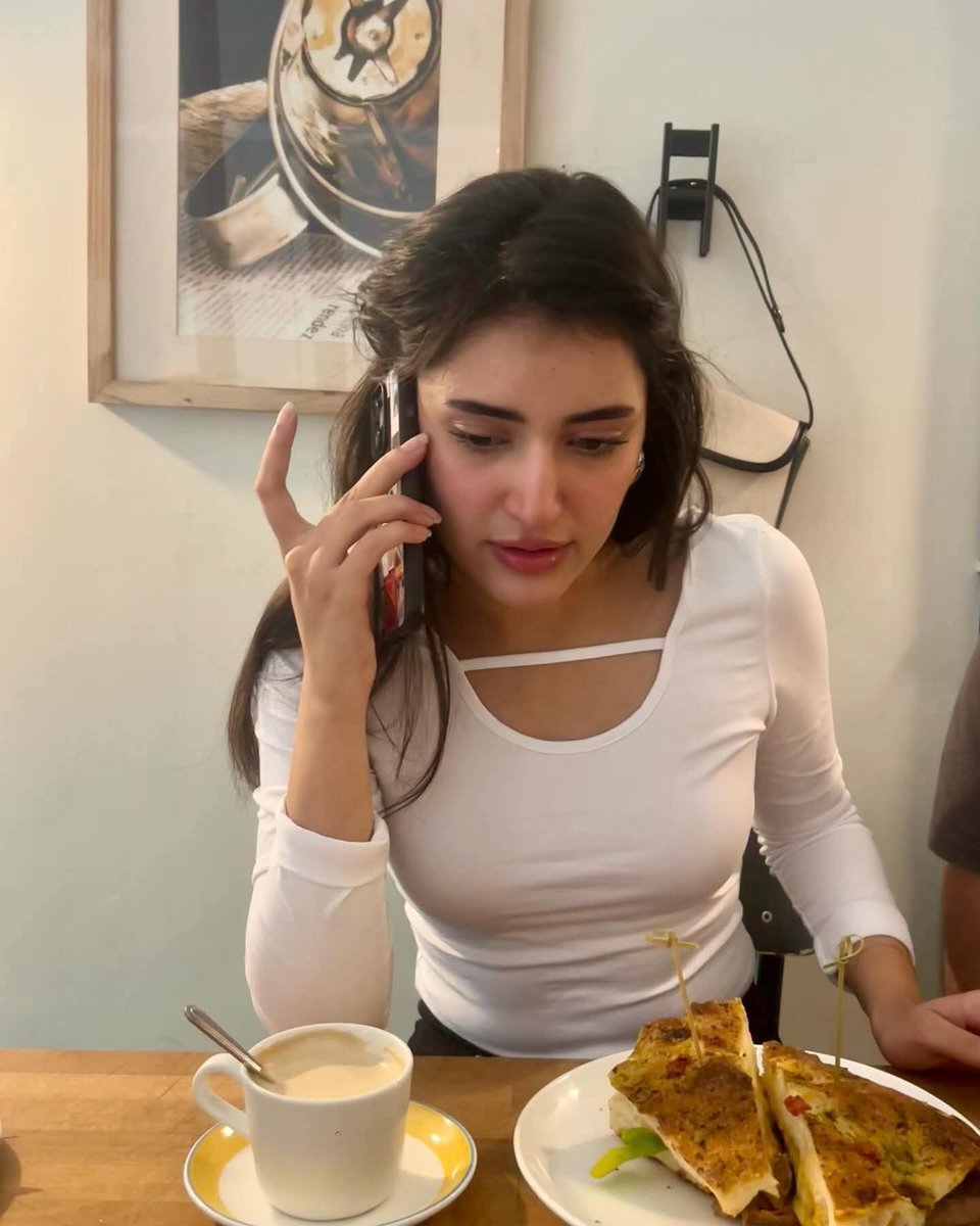 Mango_peopel's tweet image. جب عورت کی شادی ہوتی ہے تو وہ پورے دس سال تک اپنے ابو کی تعریف کرتے کرتے گزار دیتی ہے،
کہ یہ جو کچھ بھی کر رہے ہیں وہ ابو جی ہی کر رہے ہیں،
اس کے بعد ابا حضور بوڑھے ہو جاتے ہیں اور اس کے بھائی جوان ہو جاتے ہیں
پھر دس سال ان کی تعریفوں کے پُل باندھے جاتے ہیں
کہ یہ سب کچھ میرے…
