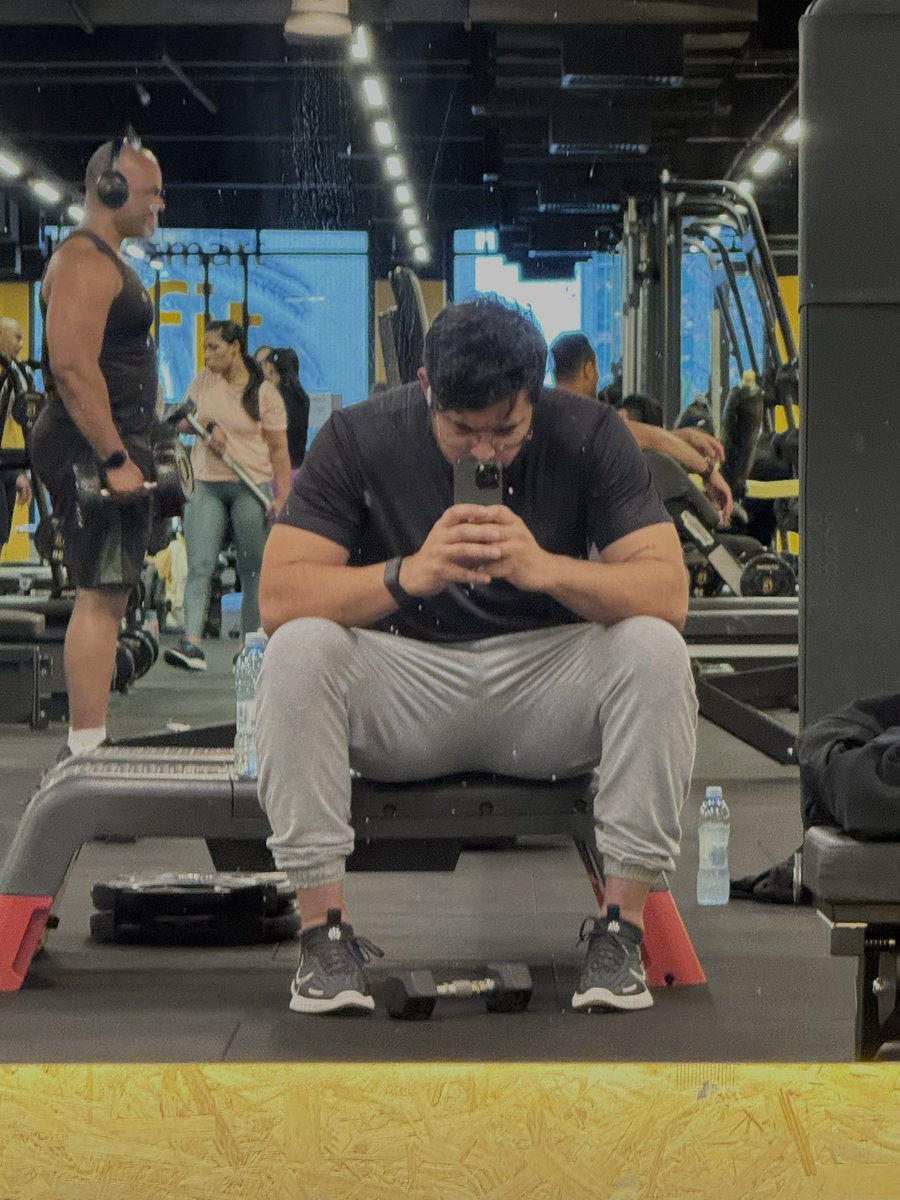 Ainda treinando pra derrubar robô no soco.