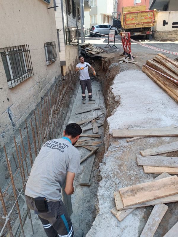 Fen İşleri ekipleri, yaz aylarıyla birlikte ilçenin dört bir yanında çalışmalarına hız verdi. Merdiven yapımından kaldırım yenilemeye, engelli rampasından duvar onarımlarına kadar birçok alanda hizmet sunuluyor.

Daha konforlu ve güvenli bir yaşam için çalışmalar devam edecek.