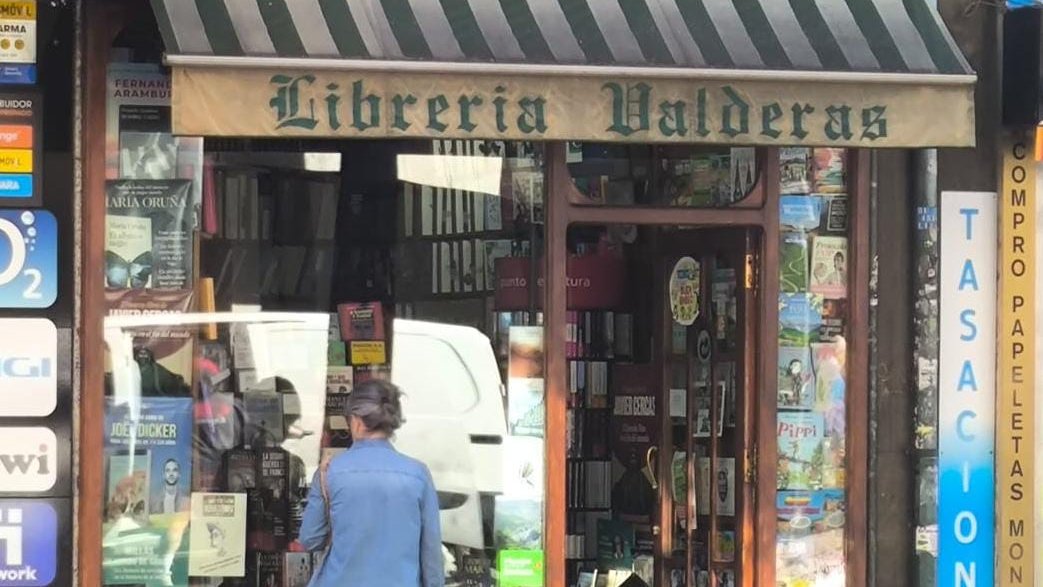 DomingoAlbMtnez's tweet image. Un lector de #León 🦁 me manda estas fotos de la librería #Valderas, en cuyo escaparate ha aparcado un flamante Cadillac rosa 🩷
¿Y tú?, ¿ya lo has visto en tu librería habitual?
#PinkCadillacMan @WestIndies2016 @JotDownSpain @CyLEsVida @jcyl @LeonAyto
todostuslibros.com/libros/pink-ca…