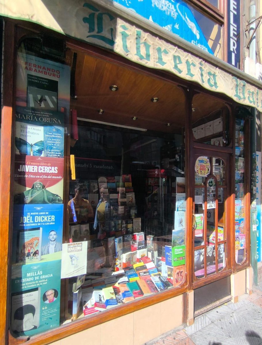 DomingoAlbMtnez's tweet image. Un lector de #León 🦁 me manda estas fotos de la librería #Valderas, en cuyo escaparate ha aparcado un flamante Cadillac rosa 🩷
¿Y tú?, ¿ya lo has visto en tu librería habitual?
#PinkCadillacMan @WestIndies2016 @JotDownSpain @CyLEsVida @jcyl @LeonAyto
todostuslibros.com/libros/pink-ca…