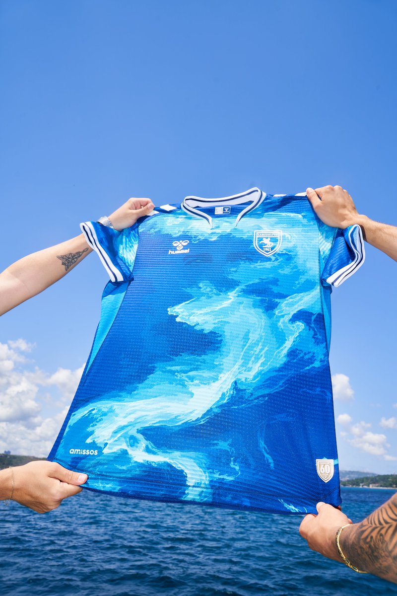 19 Mayıs 1919’da Karadeniz’in kıyısında ufka yönelen bakışlar, bugün Samsunspor’un yeni formasıyla yeniden sahada!

hummel olarak 60. yıla özel hazırlanan formanın bu anlam yüklü yolculuğunda Samsunspor’un yanında olmaktan gurur duyuyoruz.

#HummelxSamsunspor #60YıllıkRuh