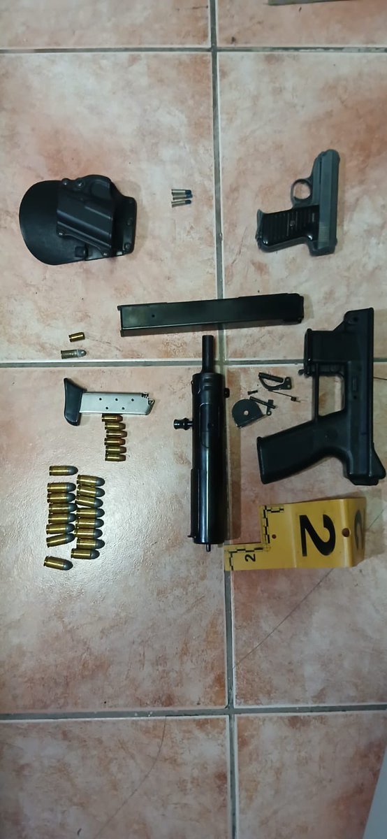 Karla_veron1's tweet image. En las últimas horas fue capturado Mauricio Ernesto Guadrón Valle, tras un registro en su vivienda ubicada en la colonia San Juan, sobre la carretera a los Planes de Renderos.
Las autoridades decomisaron armas de fuego calibre 22, 38 y 45 milímetros, además de cargadores y…