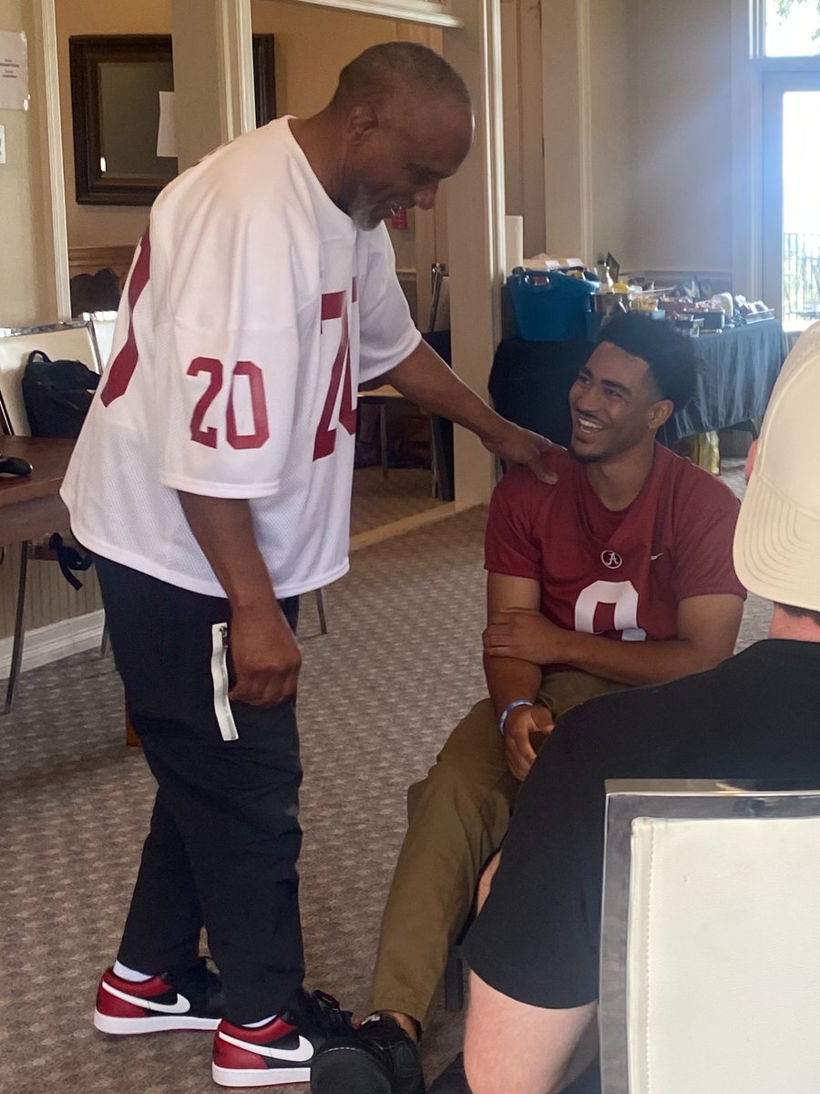 RealBillySims's tweet image. Be sure to wish @HeismanTrophy 2021 winner and @AlabamaFTBL legend @_bryce_young a happy birthday! Hope to do more Heisman outtakes with you!
#HeismanLegend #BryceYoung #BillySims