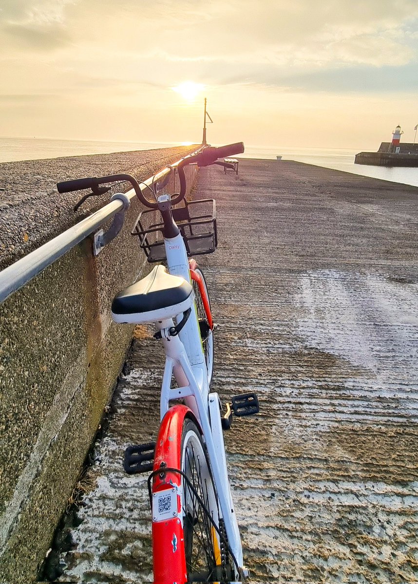 sscanlon07's tweet image. Early morning colours 🤣 #sunrise #bike #sea #Wicklow #Ireland
