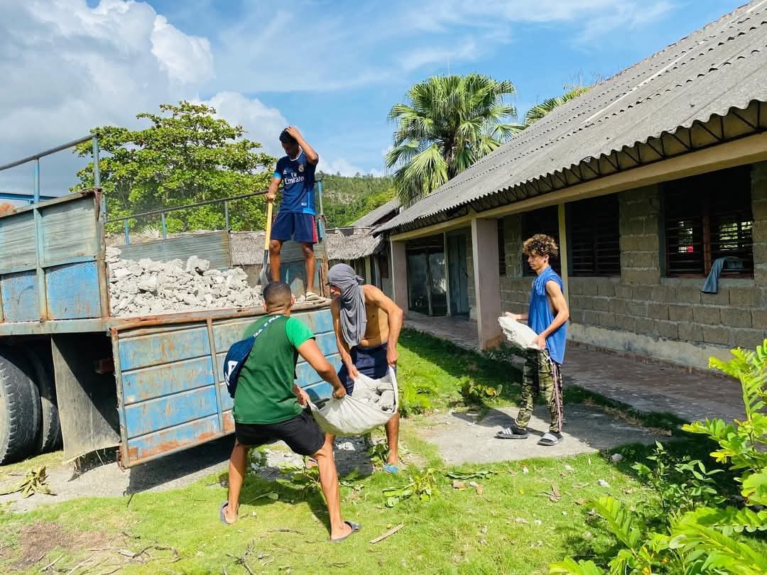 CubaMES's tweet image. 💪 Los delegados del Campamento #VeranoSiempreJoven realizan trabajos productivos en la Unidad Docente Maguana de la Facultad Agroforestal de la @UG_Cuba. 🌱  

¡Contribuyendo al desarrollo con alegría y compromiso! 👏🇨🇺

ℹ️📷 #UGuantánamo 
#CubaEstáFirme