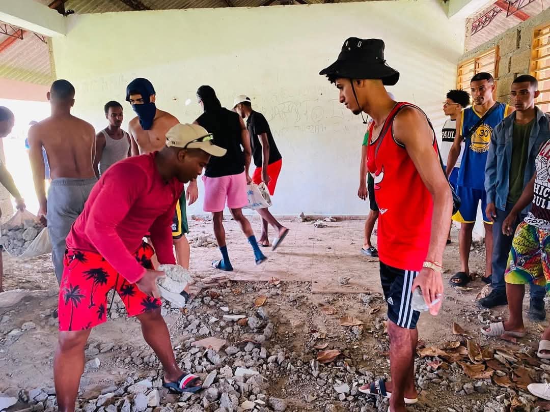 CubaMES's tweet image. 💪 Los delegados del Campamento #VeranoSiempreJoven realizan trabajos productivos en la Unidad Docente Maguana de la Facultad Agroforestal de la @UG_Cuba. 🌱  

¡Contribuyendo al desarrollo con alegría y compromiso! 👏🇨🇺

ℹ️📷 #UGuantánamo 
#CubaEstáFirme