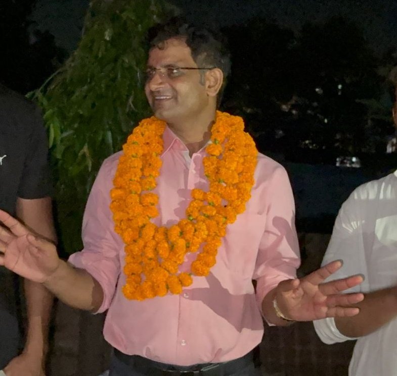 PratikVoiceObc's tweet image. "कांवड़ लेने मत जाना, तुम ज्ञान के दीप जलाना,
मानवता की सेवा करके तुम सच्चे मानव बन जाना।"
इस गीत के कारण डॉ. रजनीश गंगवार जी के ऊपर हुए FIR को बरेली प्रशासन ने वापस ले लिया है।
सोशल मीडिया की ताक़त और जमीन पर सरदार सेना के साथियों के प्रयास से यह सब हुआ है।
सर को बधाई 🎉🙏