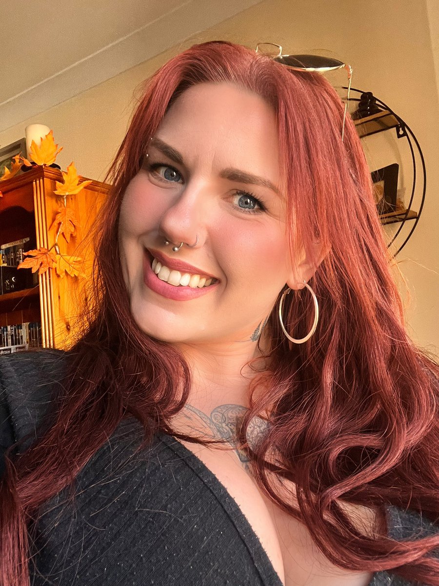 TurningOfPages's tweet image. Oh go on, then - have a cheeky selfie 😘 It’s Friday, after all!
Hope you all have a lovely weekend 🥰