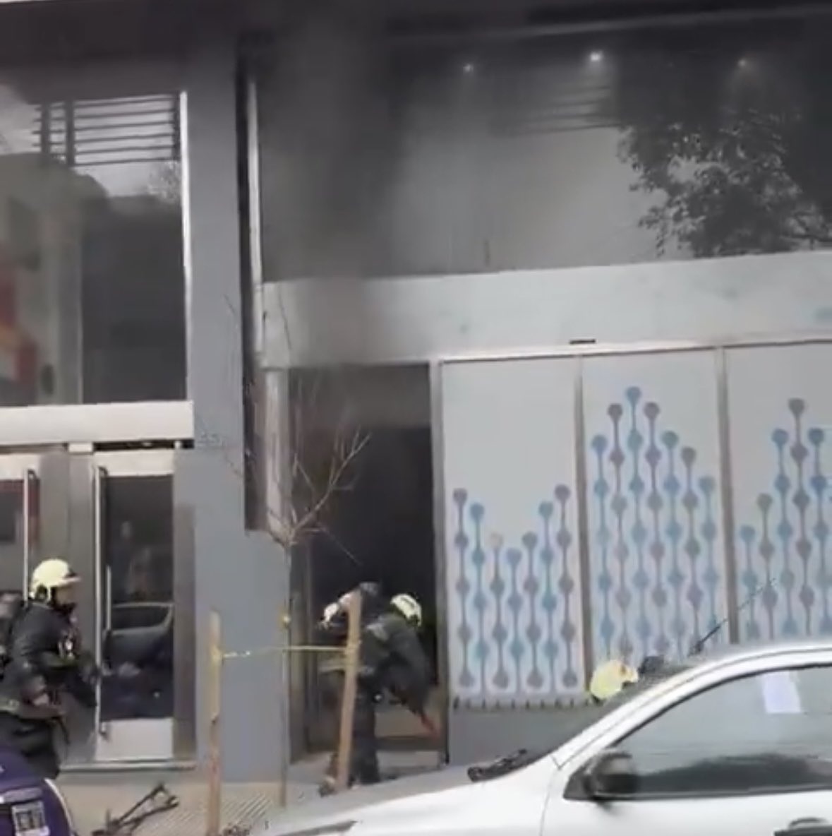 lajuliaeva's tweet image. 🚨ÚLTIMO MOMENTO 🚨

Se habría visto en las inmediaciones de Neura a la hermanisima en jefe con una caja de fósforos y un bidón de nafta 

El bidón lo habría llevado Conan

NOTICIA EN DESAROLLO