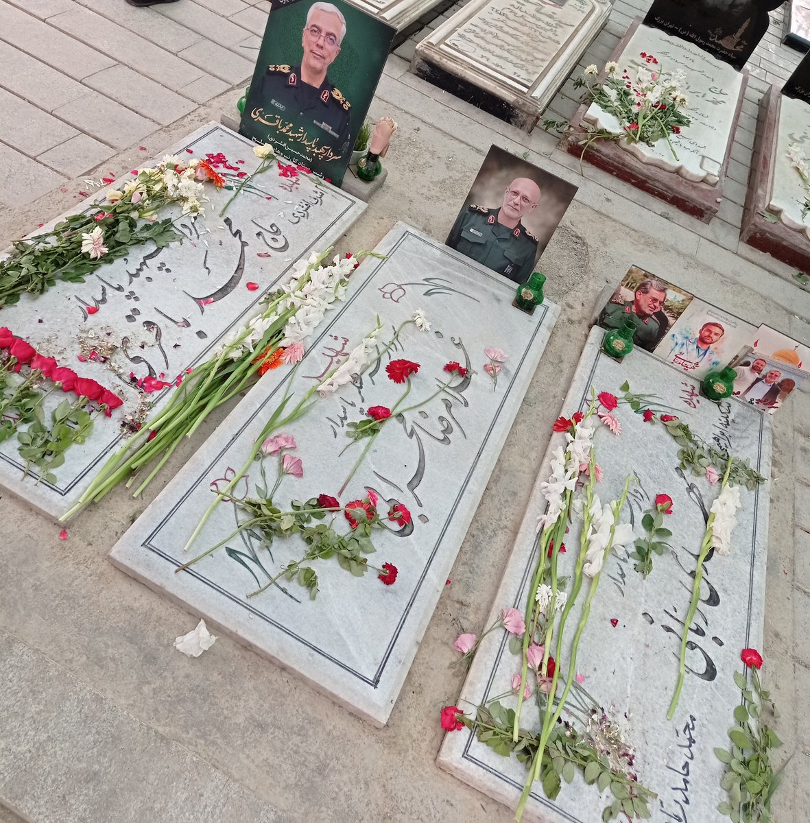 EinSadTehran's tweet image. آنجا كه تو با مرگ مأنوس مى شوى ناچار به آن فكر مى كنى و بهترينش را مى خواهى.
استاد علی صفایی حائری