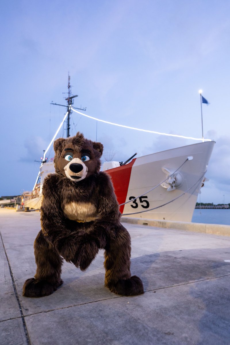 TyTyCub's tweet image. Bears near boats! 📸 @PhotoVarmint #FursuitFriday