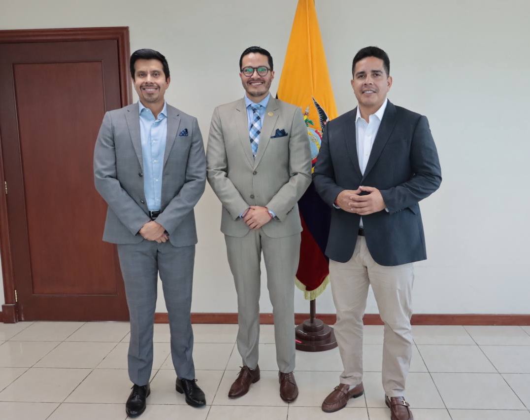 EduSuperiorEc's tweet image. Nuestro secretario @cesarvasquez_ec mantuvo una reunión de trabajo con el rector de la @UNEMIEcuador, Fabricio Guevara, con el objetivo de fortalecer acciones conjuntas en beneficio de la educación superior pública del país.
Impulsamos una educación inclusiva y de calidad. 📚🤝