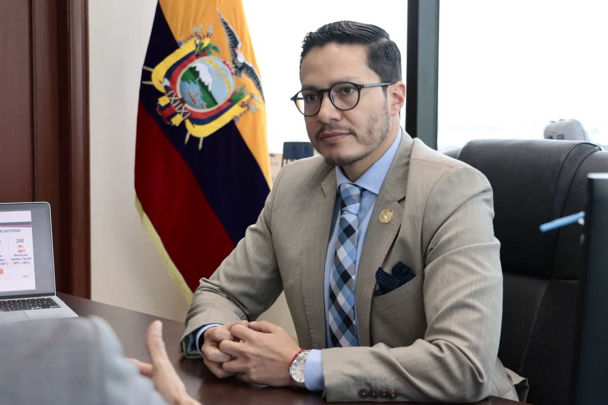 EduSuperiorEc's tweet image. Nuestro secretario @cesarvasquez_ec mantuvo una reunión de trabajo con el rector de la @UNEMIEcuador, Fabricio Guevara, con el objetivo de fortalecer acciones conjuntas en beneficio de la educación superior pública del país.
Impulsamos una educación inclusiva y de calidad. 📚🤝