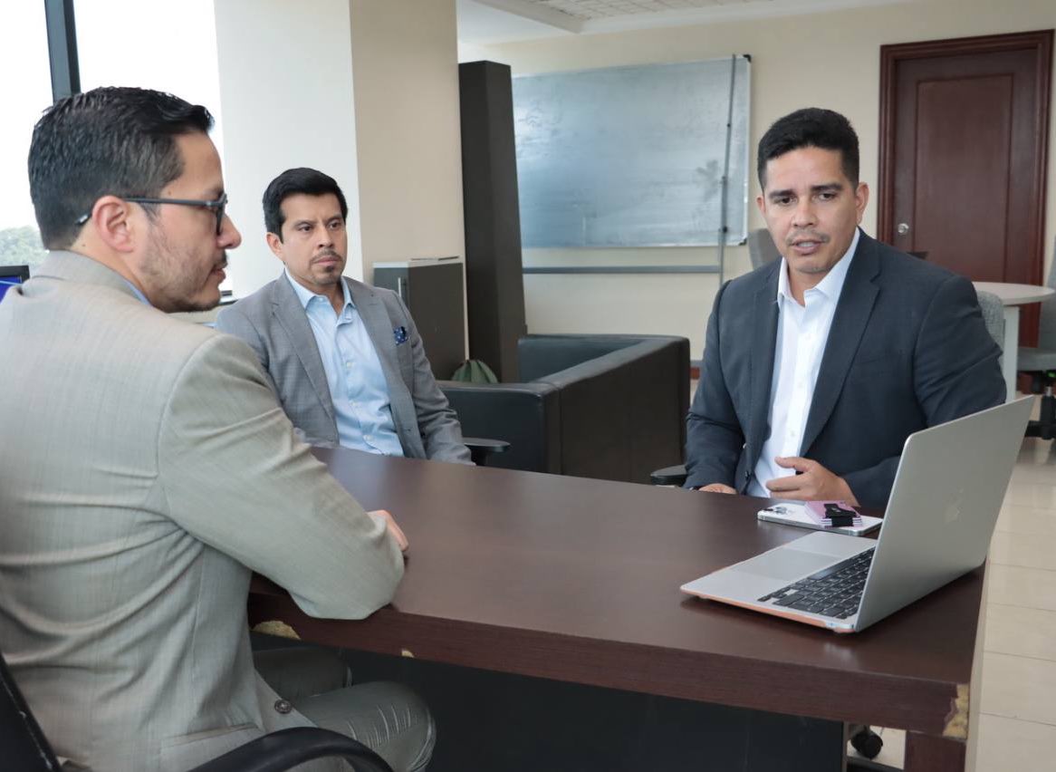 EduSuperiorEc's tweet image. Nuestro secretario @cesarvasquez_ec mantuvo una reunión de trabajo con el rector de la @UNEMIEcuador, Fabricio Guevara, con el objetivo de fortalecer acciones conjuntas en beneficio de la educación superior pública del país.
Impulsamos una educación inclusiva y de calidad. 📚🤝