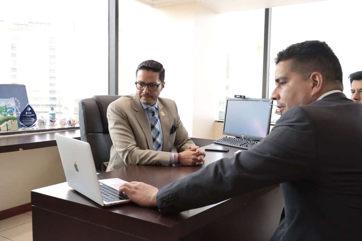 EduSuperiorEc's tweet image. Nuestro secretario @cesarvasquez_ec mantuvo una reunión de trabajo con el rector de la @UNEMIEcuador, Fabricio Guevara, con el objetivo de fortalecer acciones conjuntas en beneficio de la educación superior pública del país.
Impulsamos una educación inclusiva y de calidad. 📚🤝