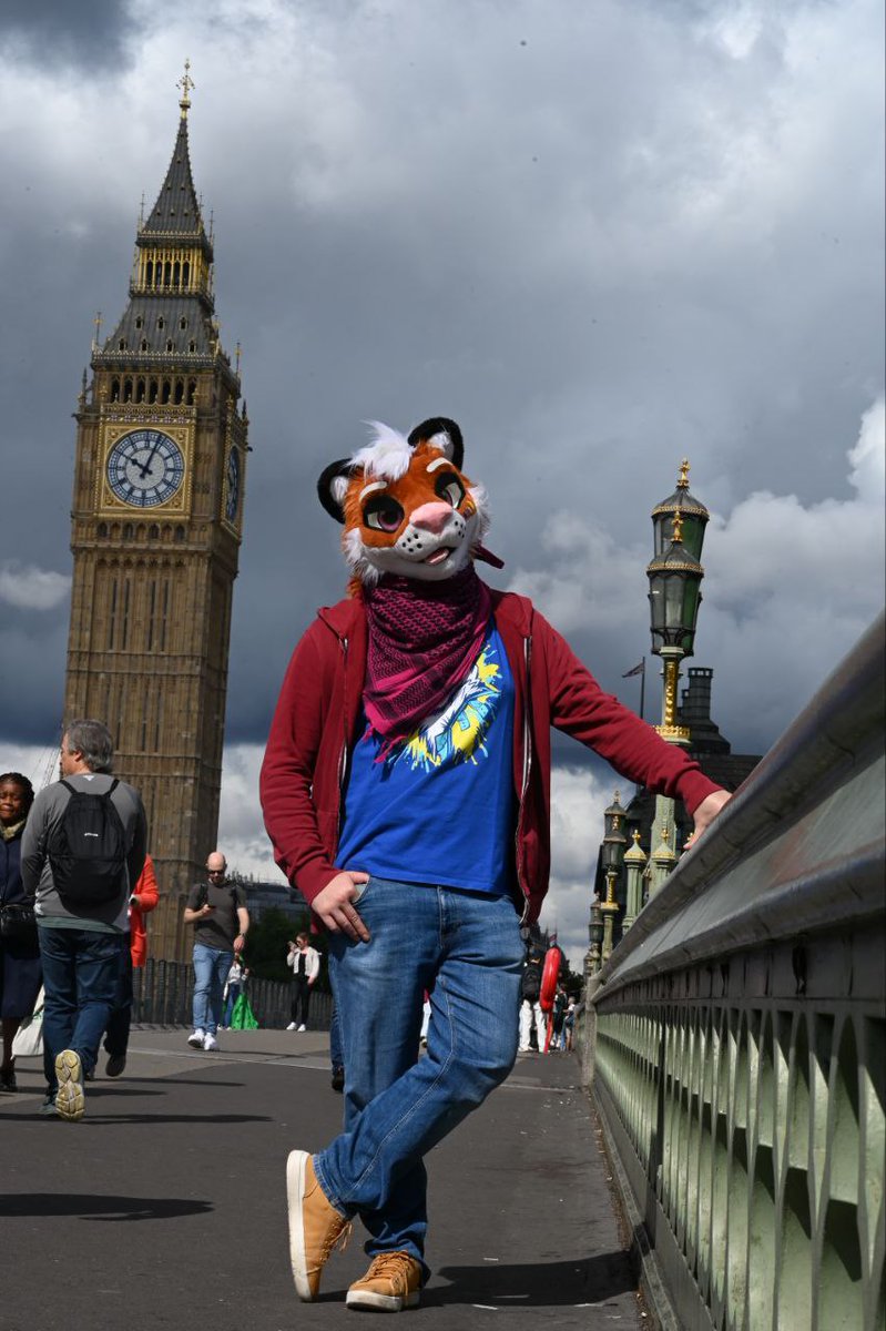 Just a week ago i was in London
Seems yesterday 
Ty to <a href="/LewdOrangeFox/">Xiyol</a> for all the pics we made fooling around 
Happy #FursuitFriday ❤️