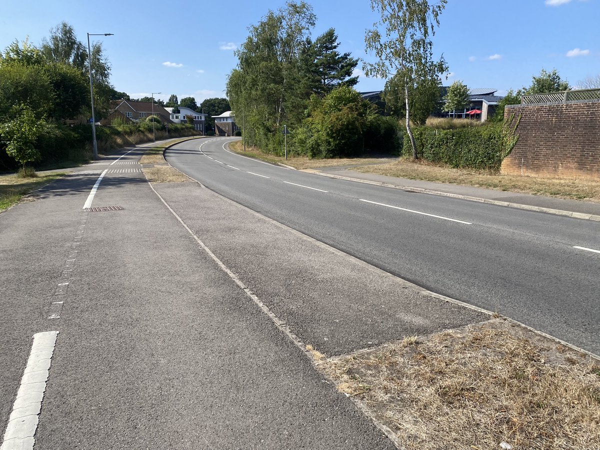 peacockreports's tweet image. This is kind of like a before & after in relation to the recent wetter spell of weather & verge response in Verwood.
Before in the foreground, after in the background.
Evidently not all verges are equal, but most now look more like the background.