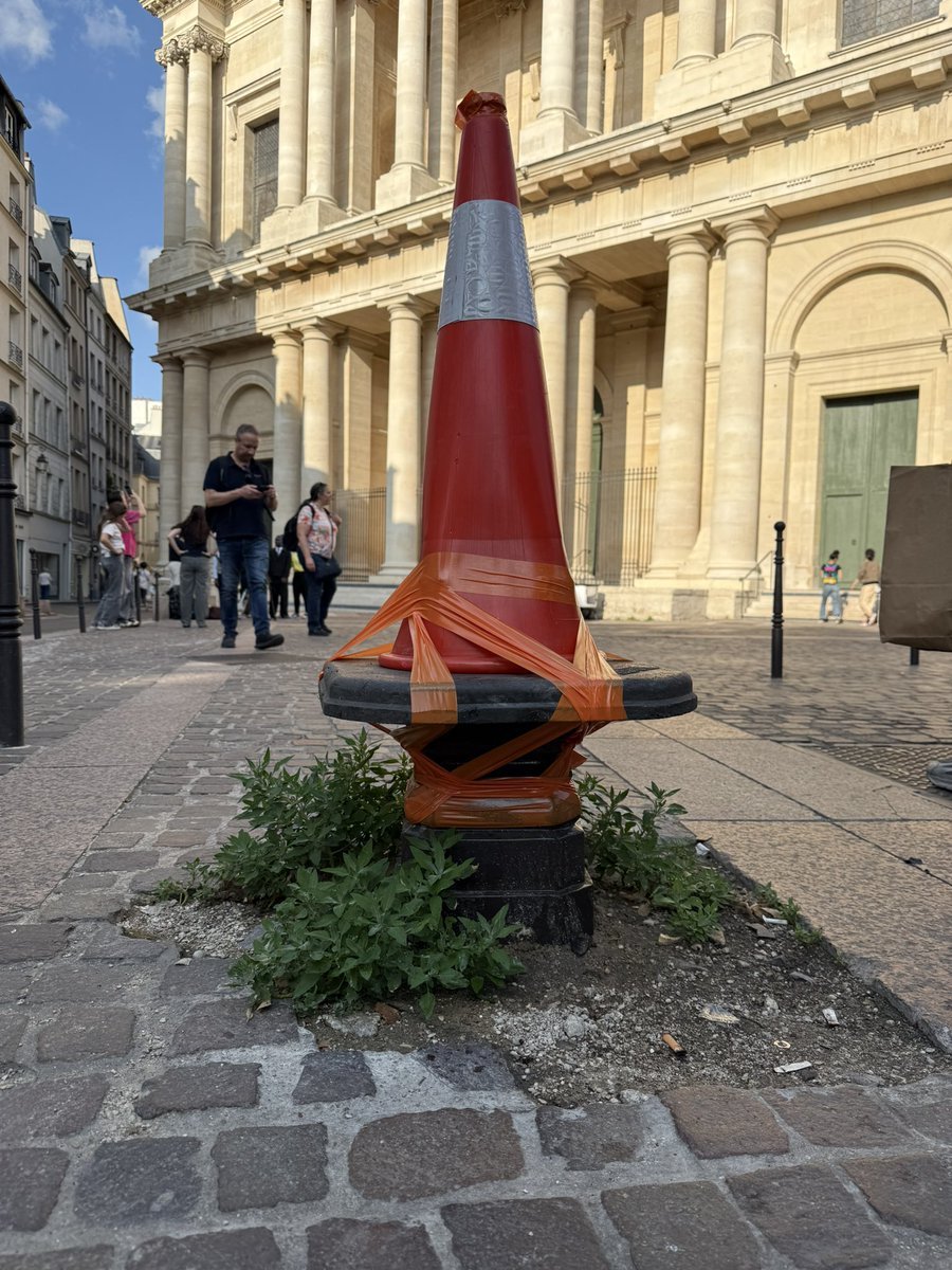 Un triptyque et une église, quoi de plus normal ❓ Sauf qu'à #saccageparis, le triptyque c'est : plot de chantier + ruban adhésif + lampadaire cassé.