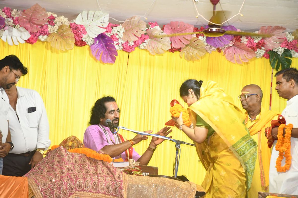 dmdeoria's tweet image. आज गरुलपार न्यू कॉलोनी, देवरिया स्थित श्री शनि सिधेश्वर नाथ शिव मंदिर में आयोजित श्री रामकथा कार्यक्रम में सहभागिता की गई।
@UPGovt @CMOfficeUP @ChiefSecyUP @InfoDeptUP