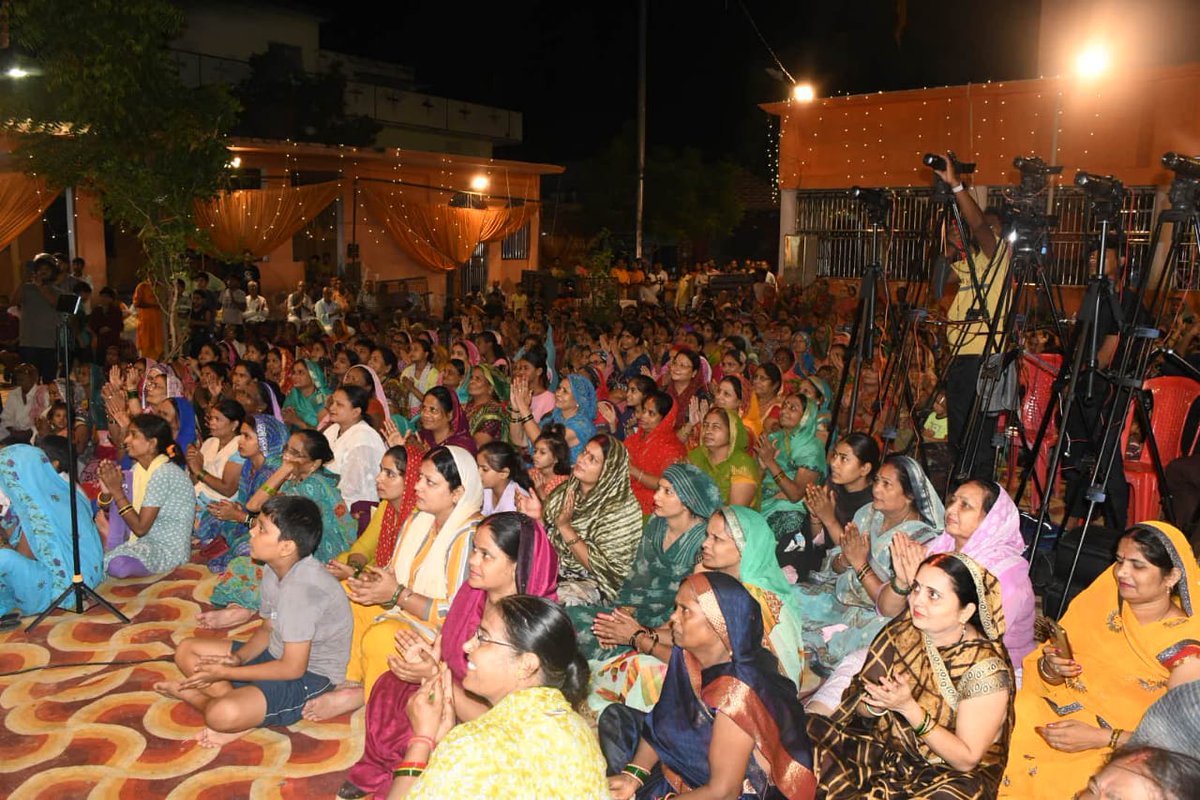 dmdeoria's tweet image. आज गरुलपार न्यू कॉलोनी, देवरिया स्थित श्री शनि सिधेश्वर नाथ शिव मंदिर में आयोजित श्री रामकथा कार्यक्रम में सहभागिता की गई।
@UPGovt @CMOfficeUP @ChiefSecyUP @InfoDeptUP