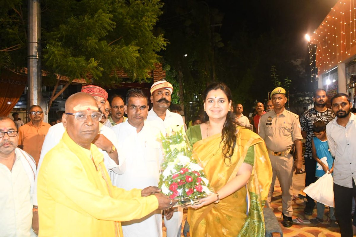 dmdeoria's tweet image. आज गरुलपार न्यू कॉलोनी, देवरिया स्थित श्री शनि सिधेश्वर नाथ शिव मंदिर में आयोजित श्री रामकथा कार्यक्रम में सहभागिता की गई।
@UPGovt @CMOfficeUP @ChiefSecyUP @InfoDeptUP